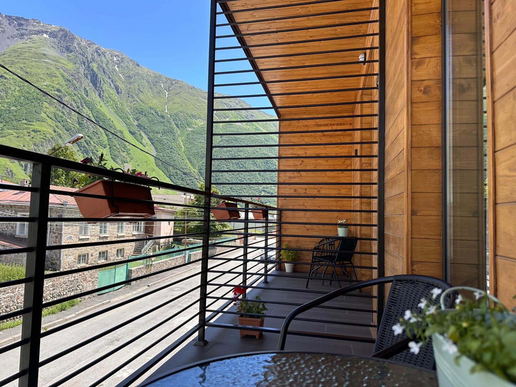 Hotel Mountime Kazbegi Buitenkant foto