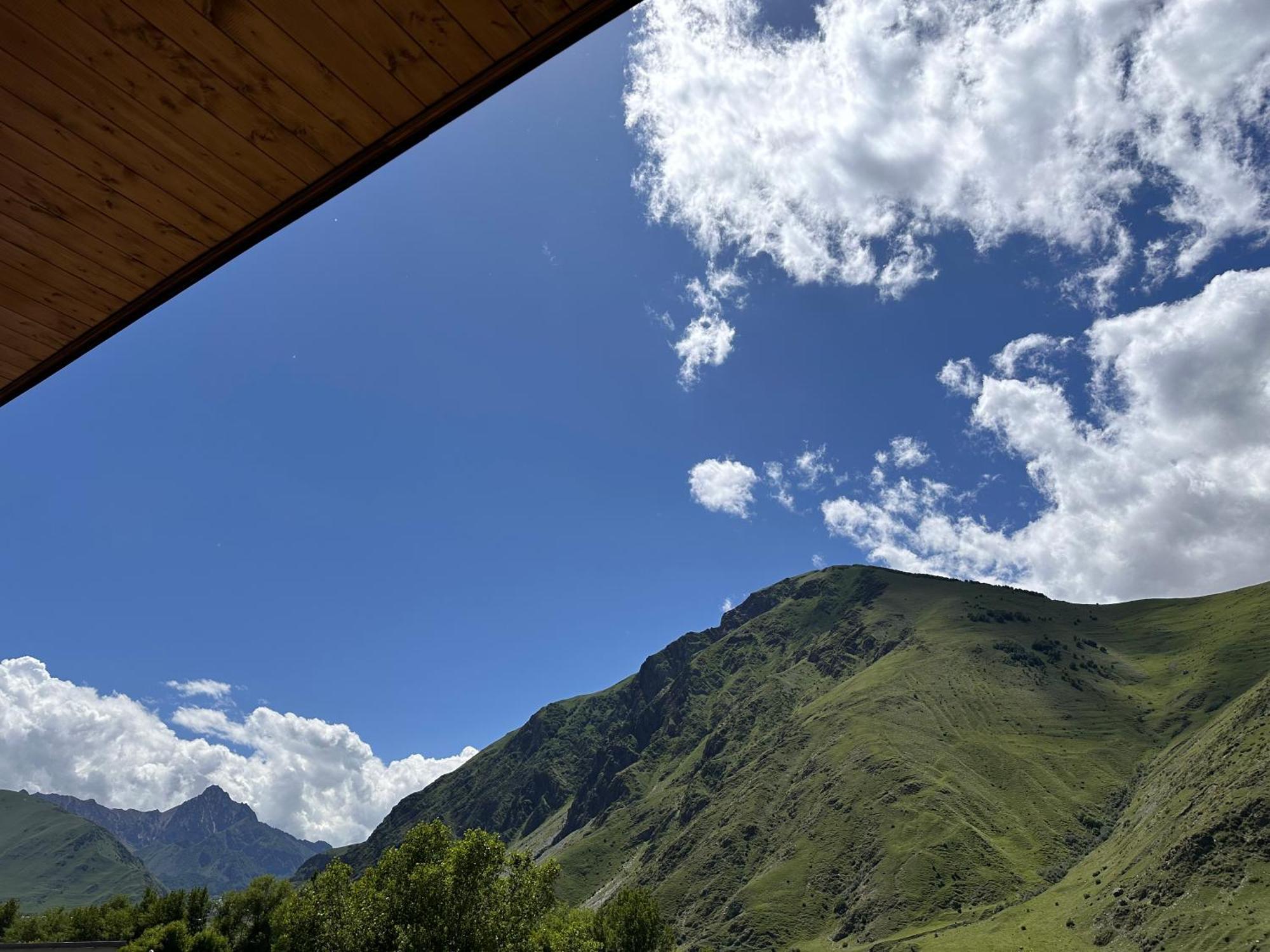 Hotel Mountime Kazbegi Buitenkant foto