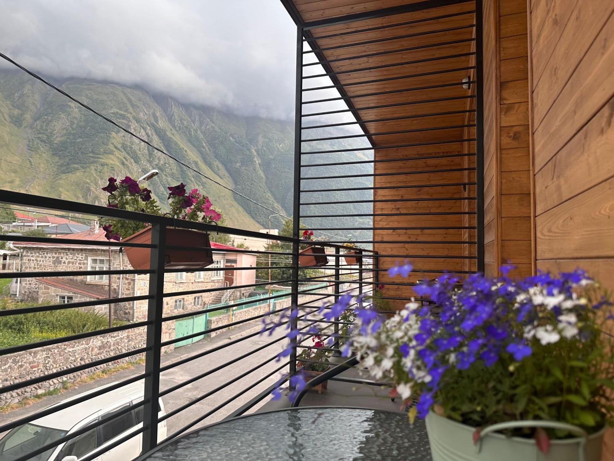Hotel Mountime Kazbegi Buitenkant foto