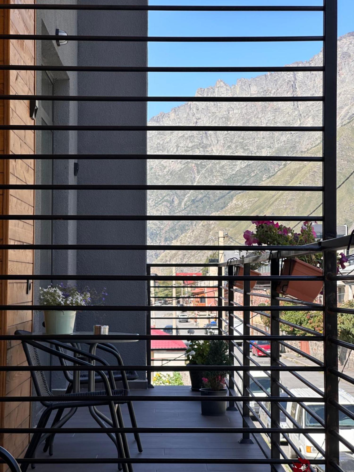 Hotel Mountime Kazbegi Buitenkant foto