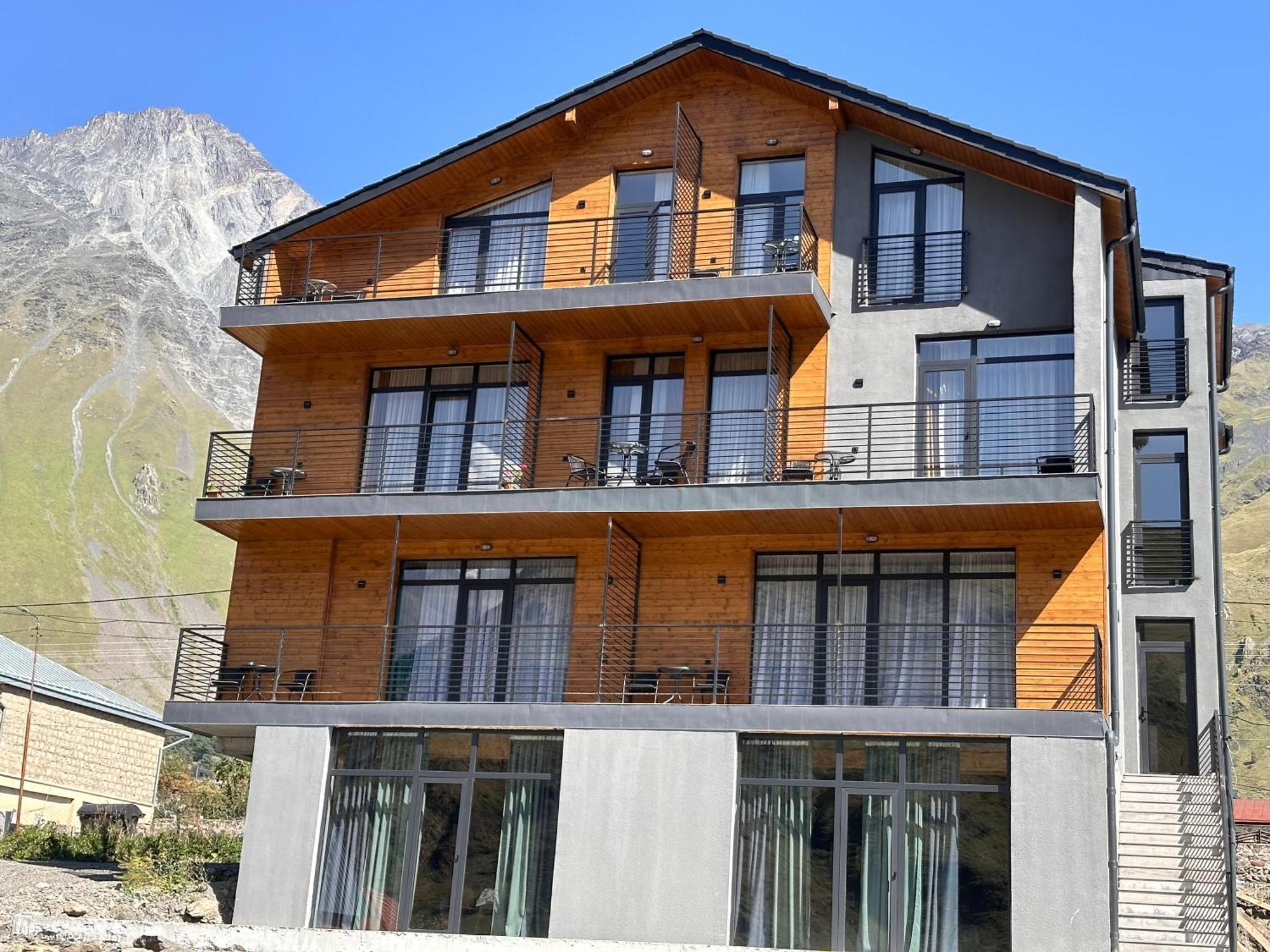 Hotel Mountime Kazbegi Buitenkant foto