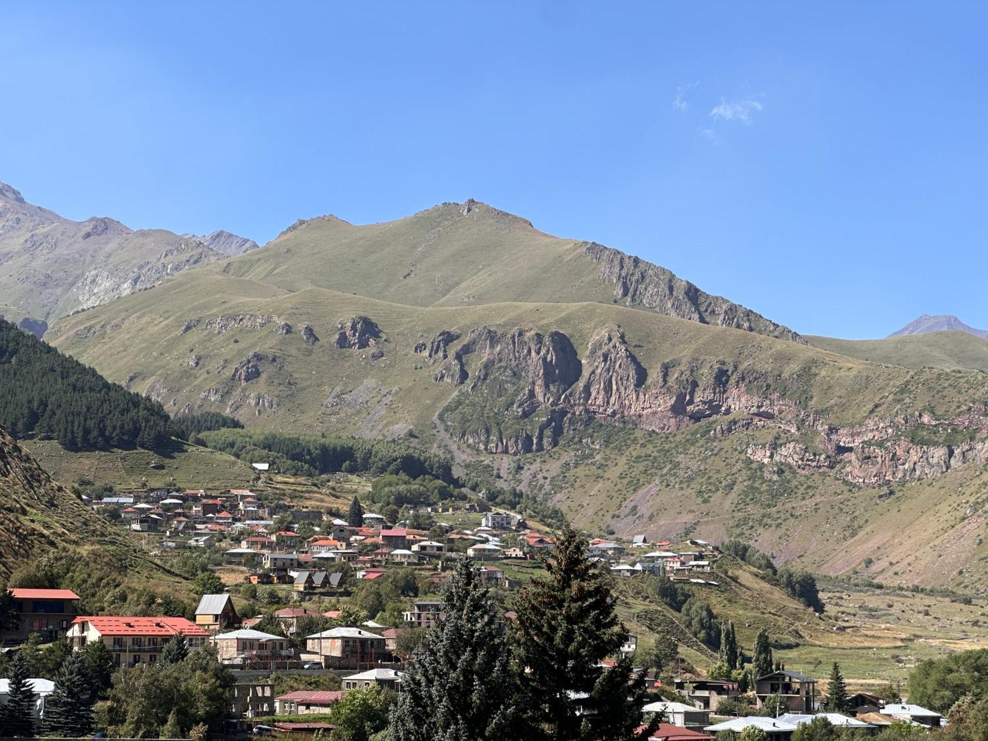 Hotel Mountime Kazbegi Buitenkant foto
